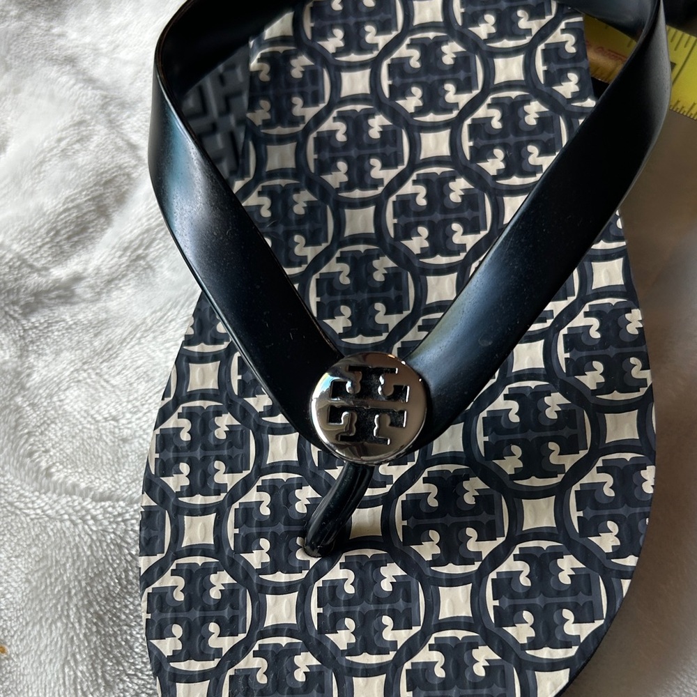 Tory Burch blk & Ivory Patterned Flip Flops Sz 8